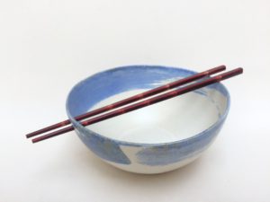 Bol con palillos chinos